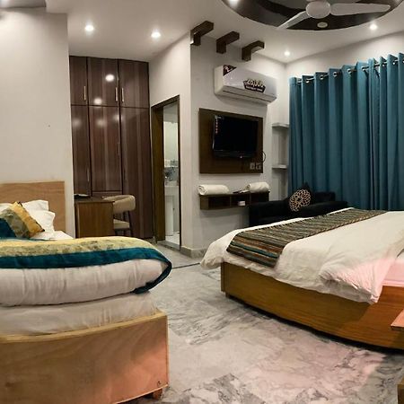 Hotel Holiday Lahore Esterno foto