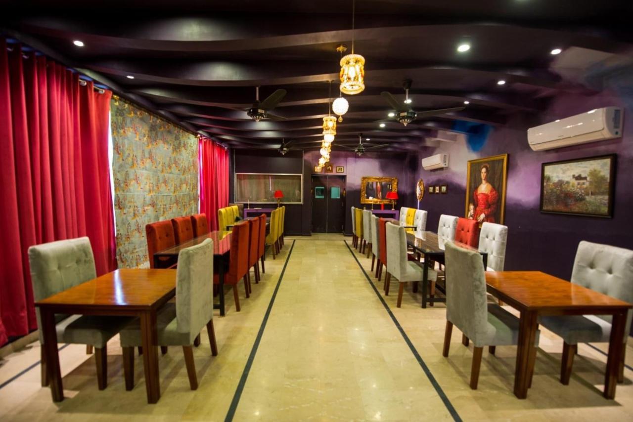 Hotel Holiday Lahore Esterno foto