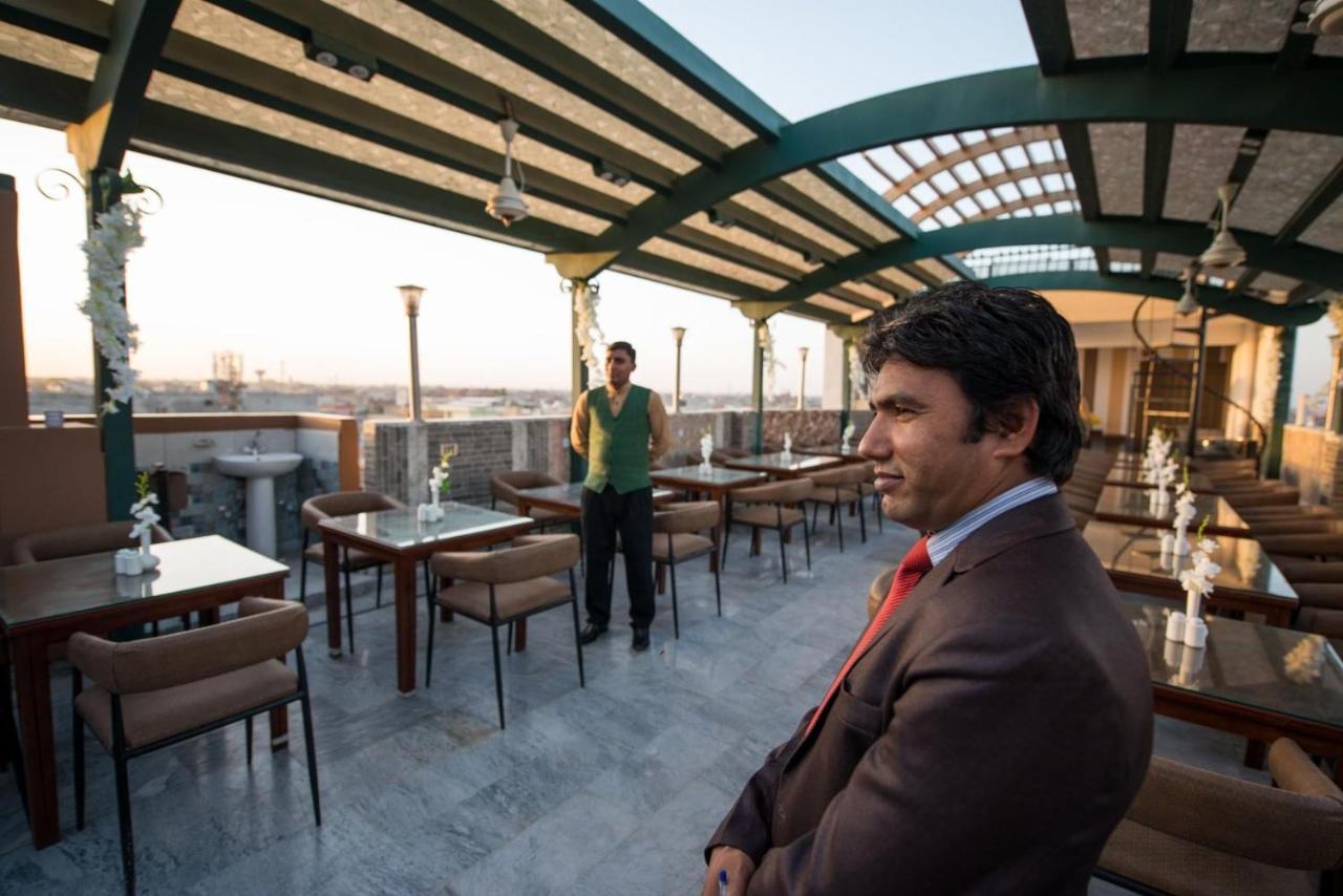 Hotel Holiday Lahore Esterno foto
