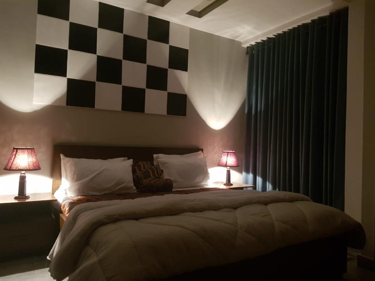 Hotel Holiday Lahore Esterno foto