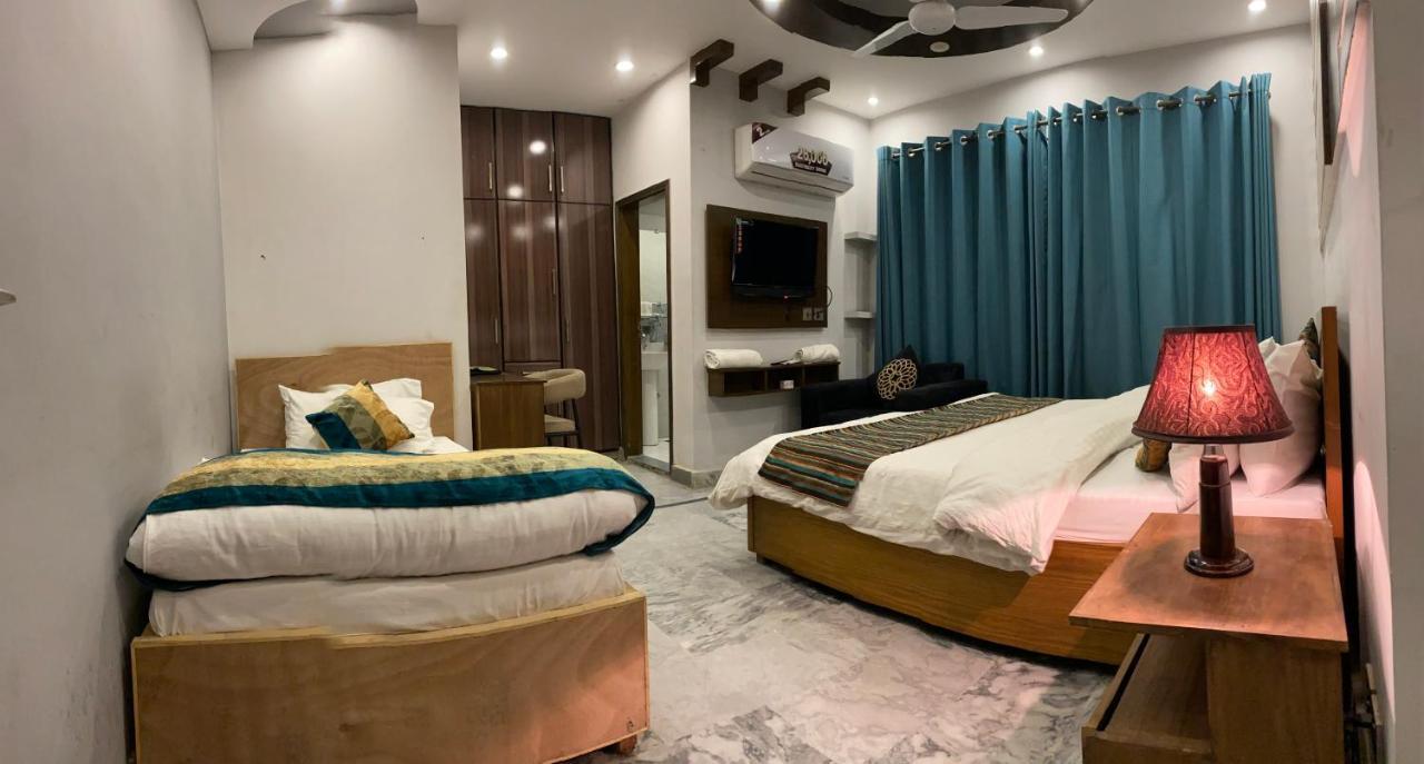 Hotel Holiday Lahore Esterno foto