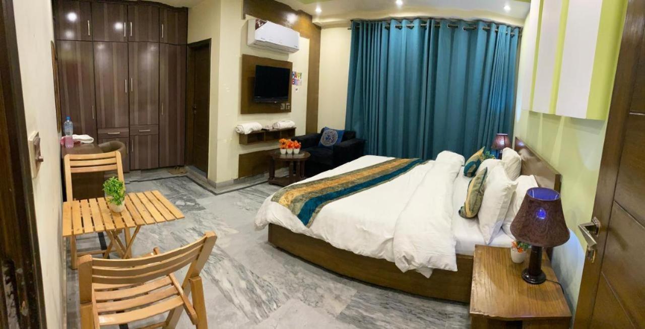 Hotel Holiday Lahore Esterno foto